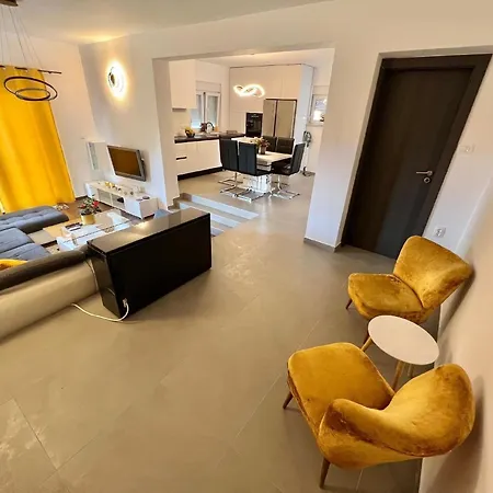 Apartment In Mit Grosser Terrasse Crikvenica