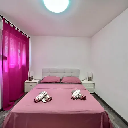 Apartment In Mit Grosser Terrasse