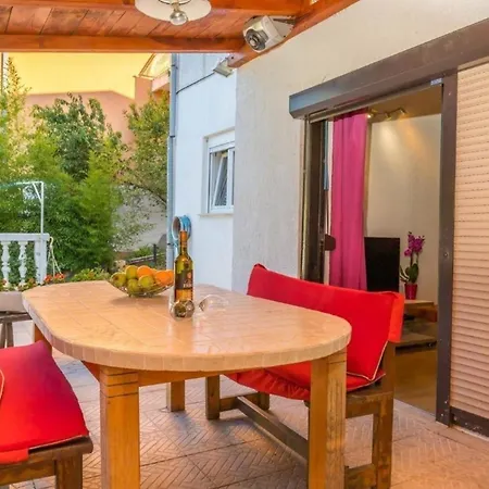 In Mit Grosser Terrasse